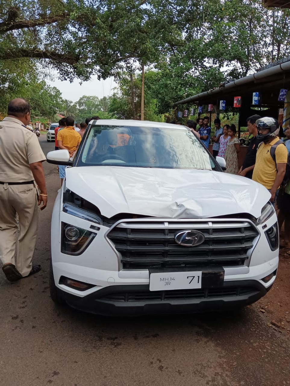 <em>इन्सूलीत भरधाव कारची स्थानिक पादचा-यांना जिवघेणी धडक..!!</em>