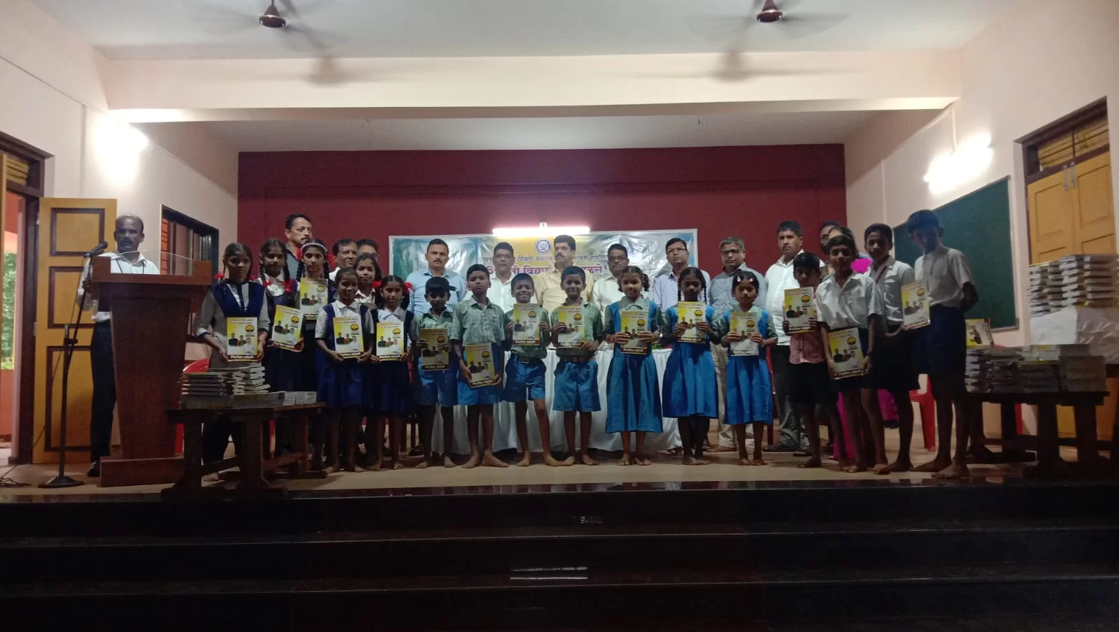 काळसे गावातील हायस्कूल , प्राथमिक शाळांतील विद्यार्थ्यांना मोफत वह्यांचे वाटप..!
