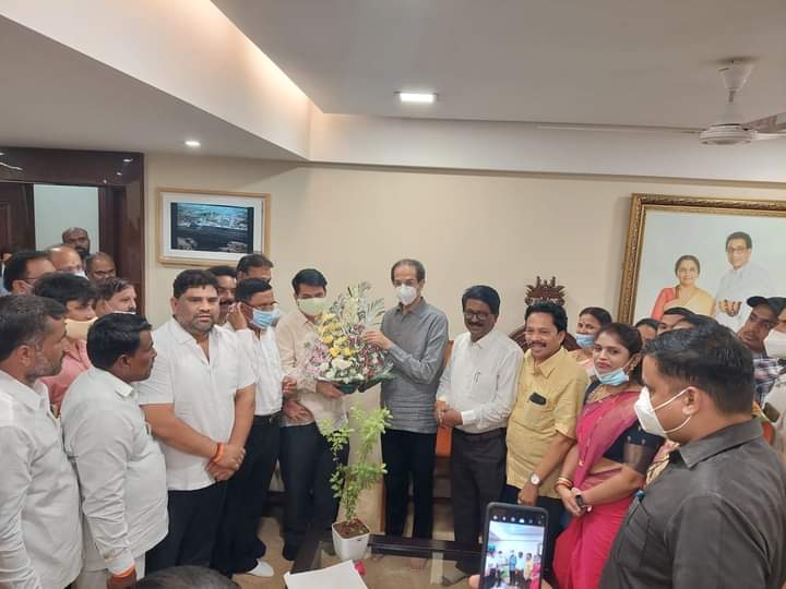 <em>गौरीशंकर खोत यांची शिवसेना उपनेतेपदी निवड होताच घेतली मुंबई येथे पक्षप्रमुखांची भेट..!!</em>