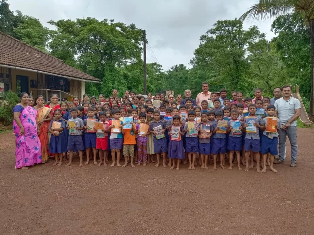 शेर्ले केंद्रशाळेत वह्यांचे मोफत वितरण.