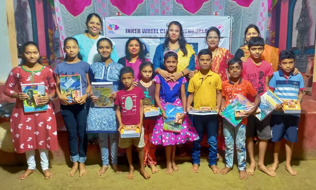 इनरव्हील क्लब ऑफ वेंगुर्लाच्या वतीने गरजू व होतकरू विद्यार्थ्यांना शालेय वस्तूंचे वितरण.