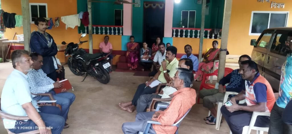 मडुरा गावातील वीज समस्या बाबतचे ग्रामस्थांचे उपोषण लेखी आश्वासनानंतर स्थगित.