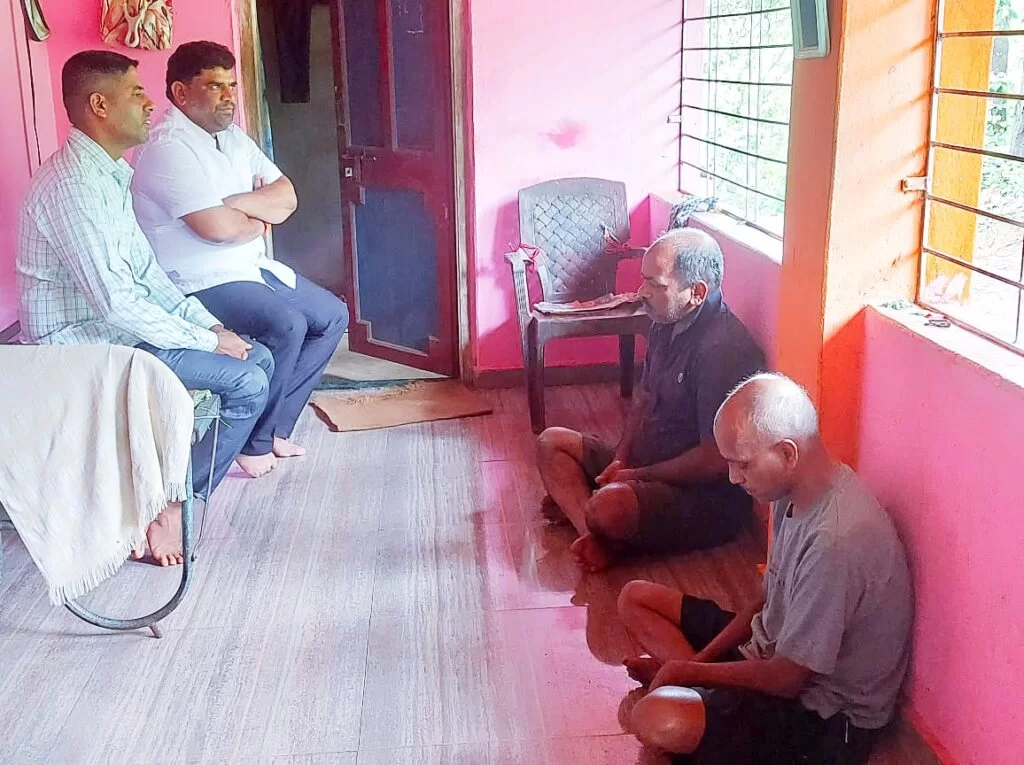 <em>आमदार वैभव नाईक यांची परब व लुडबे कुटुंबियांना सांत्वनपर भेट…!</em>