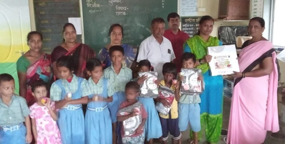 मुणगे कारिवणे वाडीत शैक्षणिक साहित्य वितरण..!