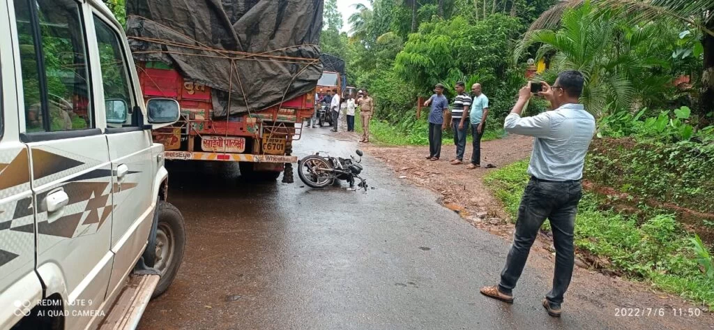 ट्रक - मोटरसायकल अपघातात मोटरसायकलस्वार जखमी.