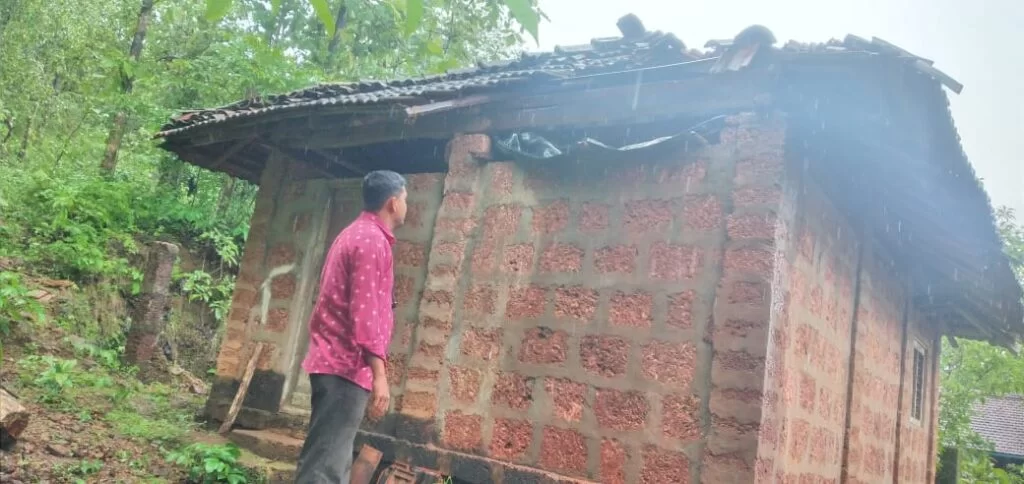 संततधार पावसामुळे पळसंब येथील शेत मांगर व राहते घर यांचे नुकसान.
