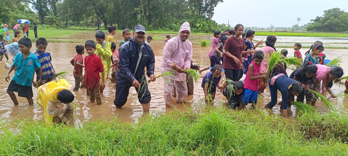 मसुरे केंद्र शाळेचे विद्यार्थी रमले बांधावरच्या शाळेत..!