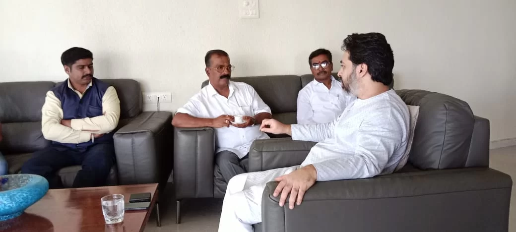 भाजप नेते माजी खासदार डॉ.निलेश राणे यांची भाजप भटके विमुक्त आघाडी सिंधुदुर्ग जिल्हाध्यक्ष नवलराज काळे यांनी घेतली सदिच्छा भेट.