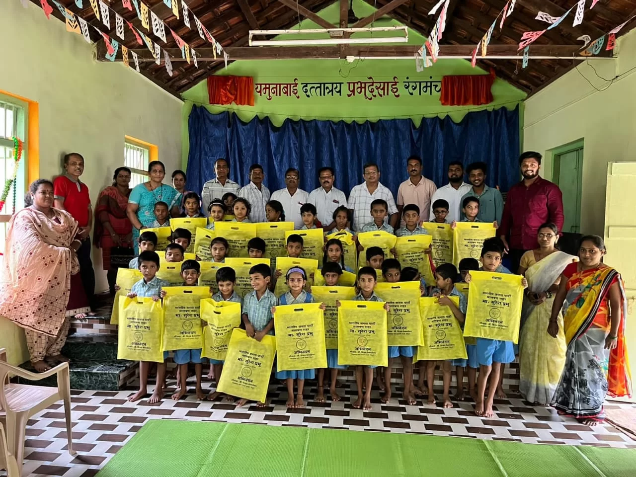 माजी केंद्रीय मंत्री माननीय सुरेश प्रभू यांच्या वाढदिवसानिमित्त प्राथमिक शाळा रेवतळे मालवण मधील विद्यार्थ्यांना दप्तर वाटप…!