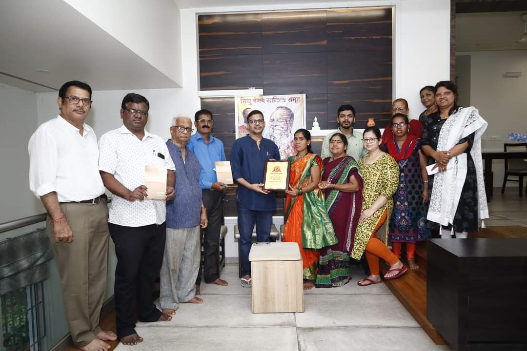 मधुसूदन नानिवडेकर काव्य पुरस्कार डॉ अमूल पावसकर यांना सावंतवाडीत प्रदान.
