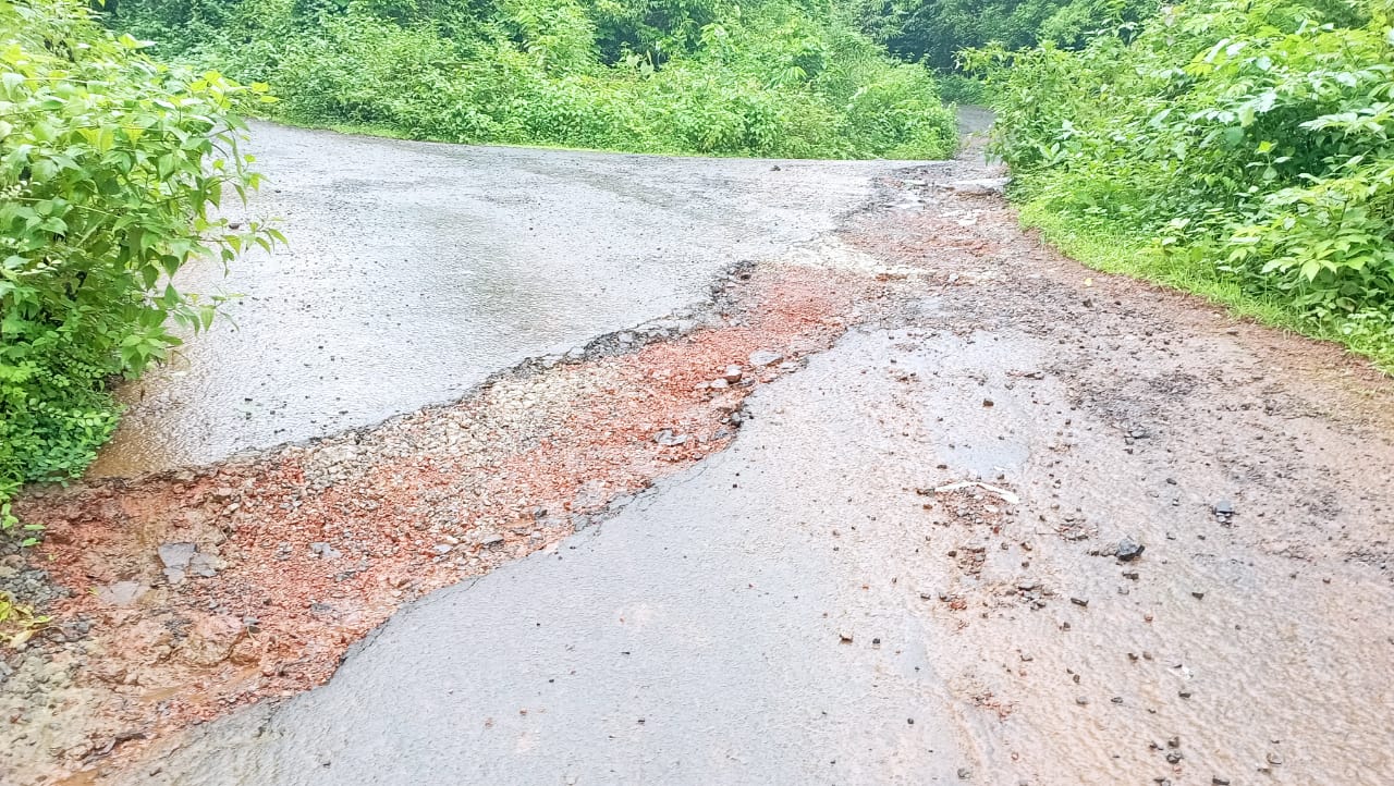 चाफेड- गावठण मार्गे भोगलेवाडी तिठ्याजवळील रस्त्यावरील मोठा चर ठरतोय अपघाताचे कारण...!