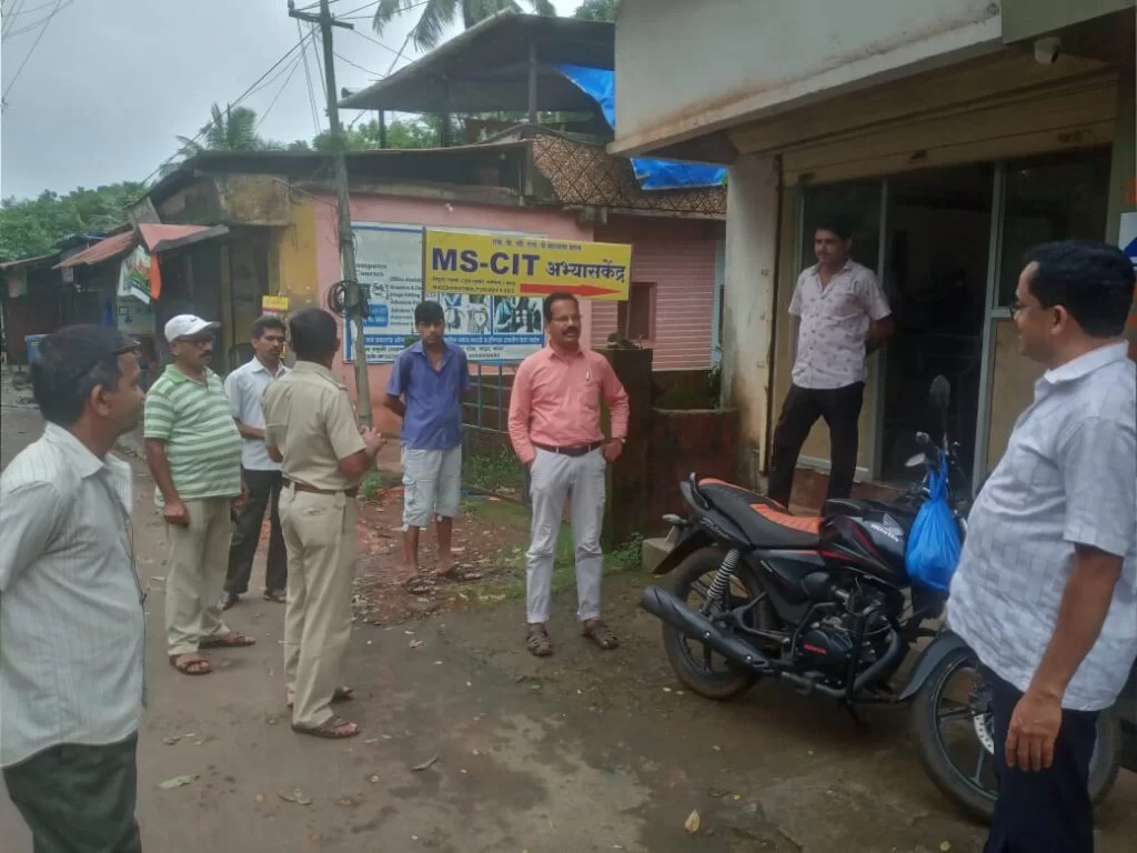 <em>बांदा शहरातील कट्टा कार्नर येथे माकडाचा धुडगूस…!</em>