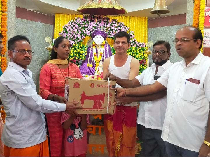 हडपीड स्वामी समर्थ मठाच्यावतीने शिलाई मशिनचे वाटप..!