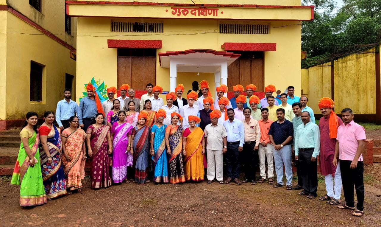 वराडकर हायस्कूल कट्टाच्या वतीने सेवानिवृत्त शिक्षकांना अनोखी 'गुरुवंदना'….!
