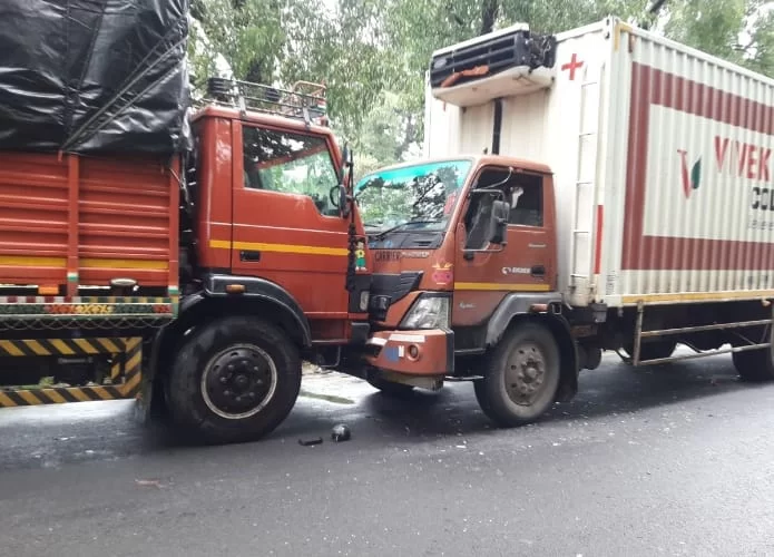 <em>बिघाड झालेल्या टेम्पोला कंटेनरची जोरदार धडक; एडगाव येथील घटना…</em>