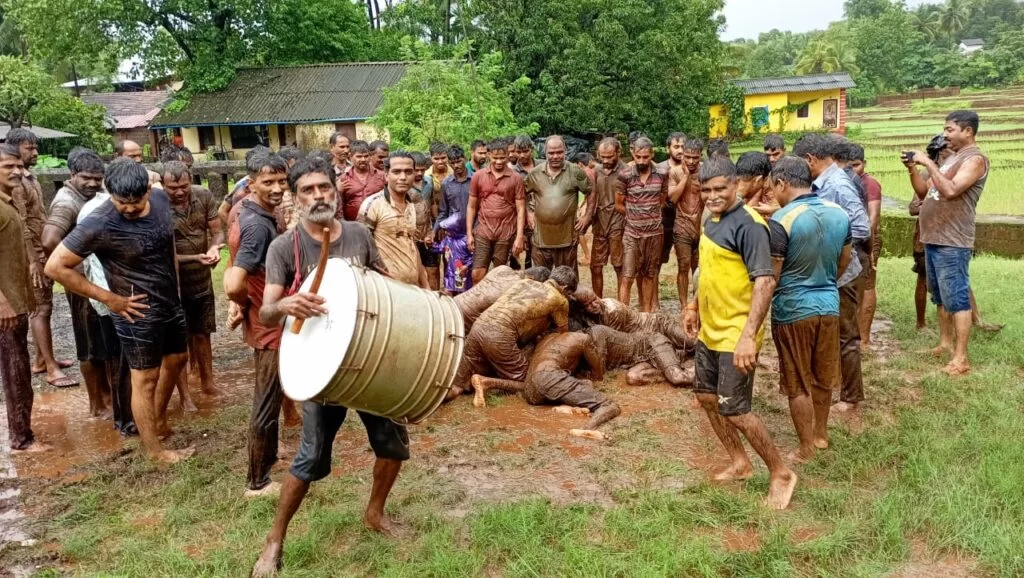 भल्ली भल्ली भावय….च्या जल्लोषात… ढोल ताशांच्या गजरात साळशी येथे भावई उत्सव उत्साहात साजरा.