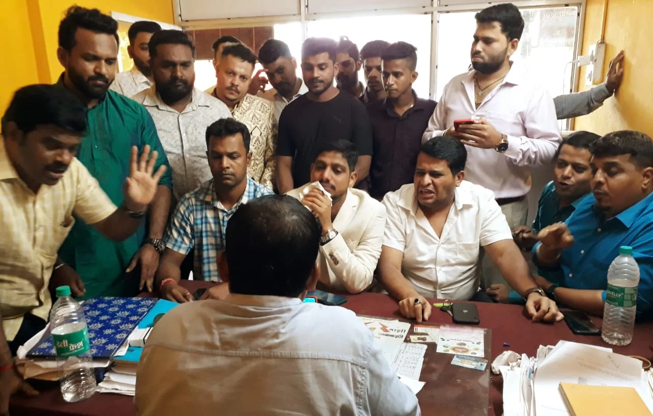 <em>वसुलीची कार्यतत्परता कामातही दाखवा ;अन्यथा कार्यालयाला टाळे ठोकण्याचा इशारा.</em>