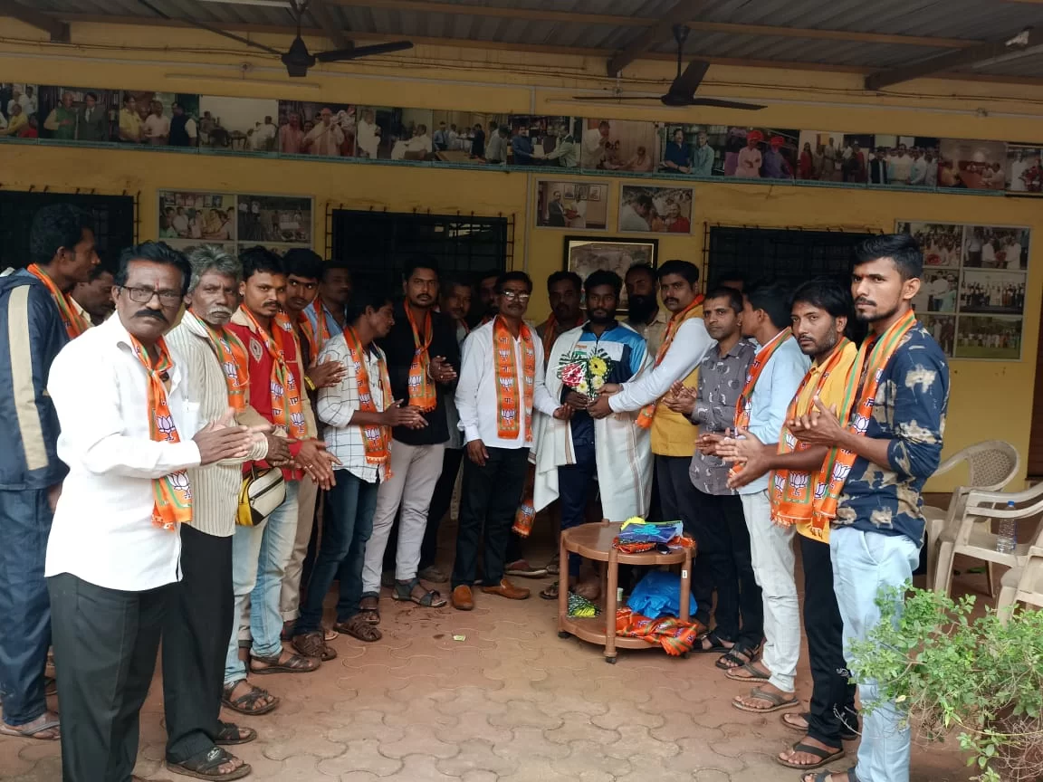 <em>कैलास पवार यांची इंडियन पॉवर लिफ्टिंग स्पर्धेसाठी नॅशनल स्तरावर निवड झाल्याबद्दल भारतीय जनता पार्टी भटके विमुक्त आघाडी सिंधुदुर्ग जिल्ह्याच्या वतीने जाहीर सत्कार .</em>