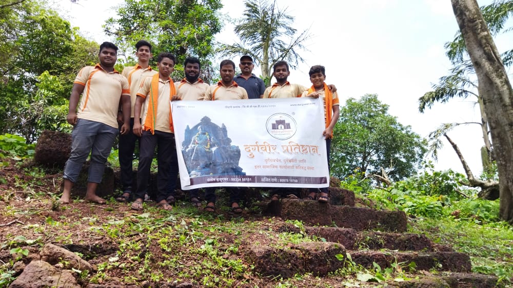<em>दुर्गवीर प्रतिष्ठानने राबवली भगवंतगड किल्ला स्वच्छता मोहिम.</em>