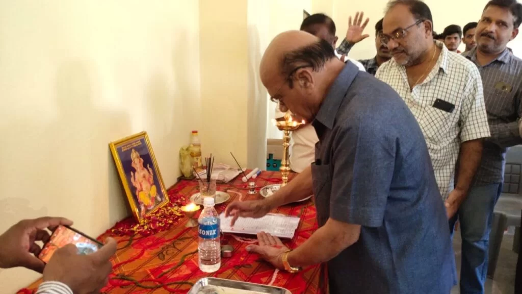 शिरगांव येथील पुंडलिक अंबाजी कर्ले कला व वाणिज्य वरिष्ठ महाविद्यालयाला "वस्त्रहरण"कार ज्येष्ठ मालवणी लेखक गंगाराम गवाणकर यांची भेट.