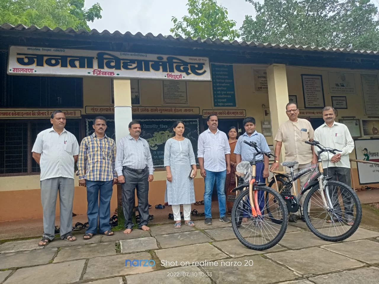 त्रिंबक हायस्कूलला संजय वेंगुर्लेकर परिवारा कडून मोफत सायकल वाटप.