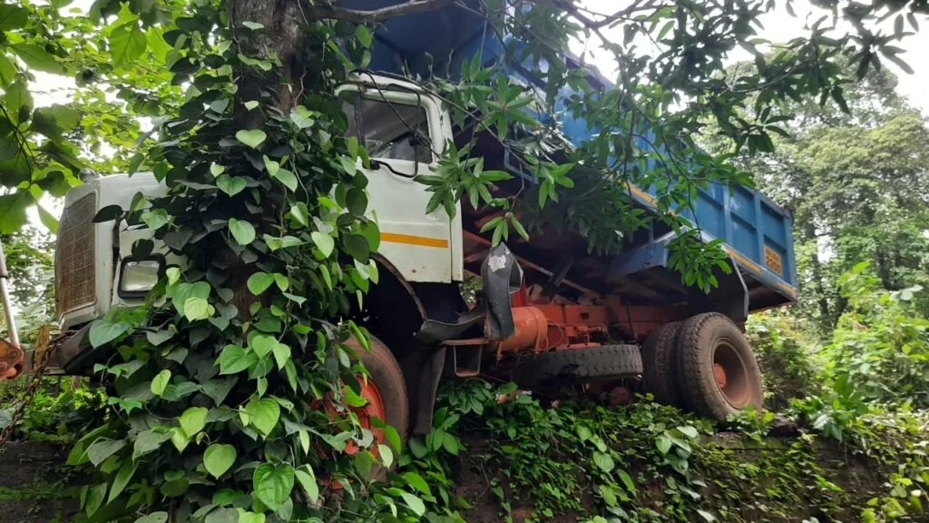 धामापूर येथे डंपरची विद्युत पोलला धडक…!