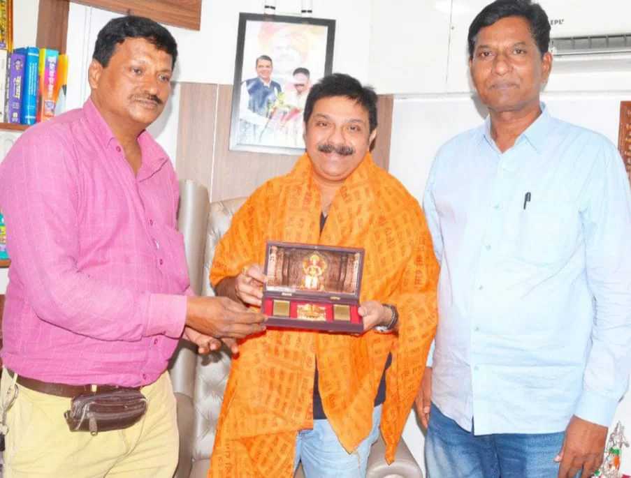 जर्नालिस्ट युनियन ऑफ मुंबई चे अध्यक्ष नारायण पांचाळ यांनी आमदार प्रसाद लाड यांना लालबागच्या राजाची प्रतिमा देत केले अभिष्टचिंतन.