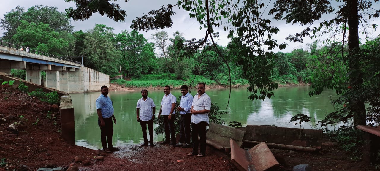 बांदा शहरातल्या पूरस्थितीच्या पार्श्वभूमीवर आपत्कालीन यंत्रणाची आज राष्ट्रवादी काँग्रेसचे जिल्हाध्यक्ष अमित सामंत यांनी केली पाहणी.