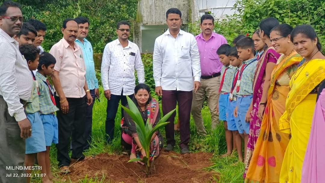 <em>उपमुख्यमंत्री देवेंद्र फडणवीस यांच्या वाढदिवसा निमित्त हळवल केंद्र शाळेत मुलांना वह्या व खाऊ वाटप…..!</em>