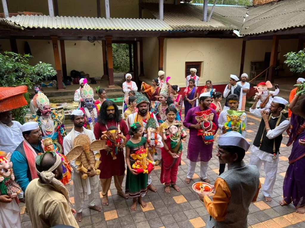लोकपरंपरा व निसर्ग संवर्धनाचा संदेश देत आपल्या लाडक्या बाप्पाला अनोखी वंदना..लोकबाप्पा..!!( विशेष वृत्त)