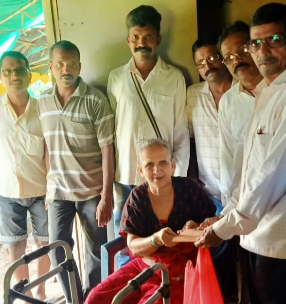 गवंडीवाड्यातील निराधार वृद्धा राजश्री गावडे यांना मदतीचा हात.