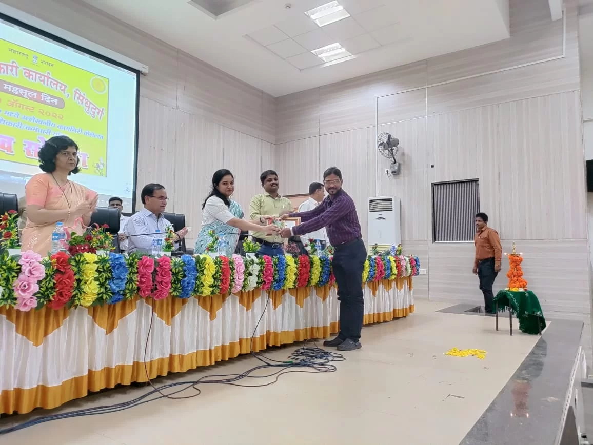<em>मसुरे मंडळ अधिकारी सुहास चव्हाण यांचा ओरोस येथे जिल्हाधिकारी के .मंजू लक्ष्मी यांच्या हस्ते महसूल दिनी विशेष गौरव….!</em>