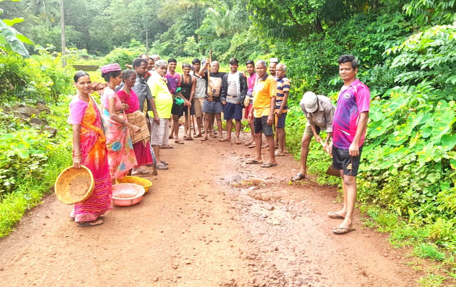 <em>चाफेड गावठण मार्गे भोगलेवाडी फाट्या पर्यंत एस्. टी वाहतूक गेले चार दिवस बंद ; ग्रामस्थांनी श्रमदानाने खड्डे बुजविले .</em>