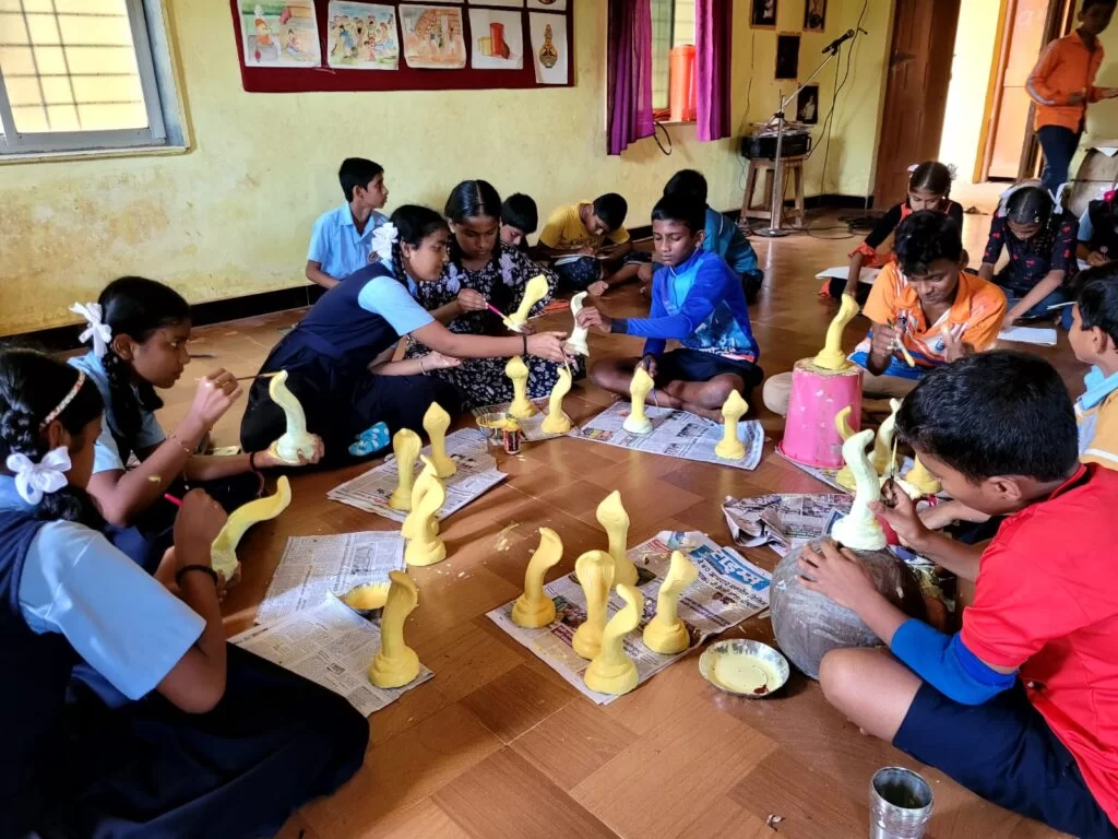 <em>वराडकर हायस्कूल व कनिष्ठ महाविद्यालय कट्टा यांचा पर्यावरण पूरक नागोबा बनवण्याचा स्तुत्य उपक्रम..!</em>