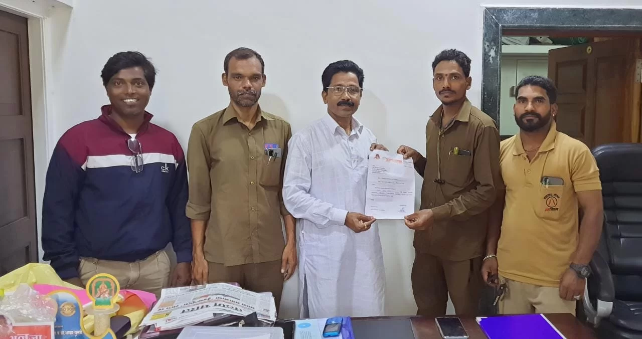 <em>कंत्राटी वीज कामगार रघुवीर पांचाळ यांना अशोक सावंत यांच्या हस्ते नियुक्ती पत्र…!</em>