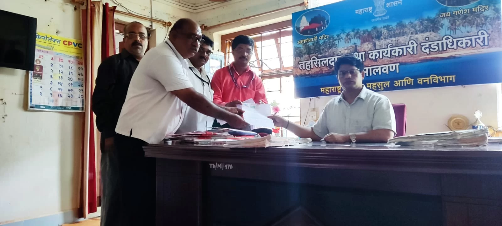 <em>माळगांव आणि आंगणेवाडी तलाठी सजा पूर्ववत मसुरा मंडल अधिकारी कार्यालयाला जोडा- ह्युमन राईट असोसिएशन फाॅर प्रोटेक्शनची मालवण तहसिलदारांनकडे निवेदनाव्दारे मागणी..</em>