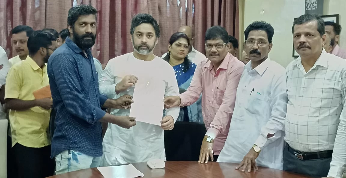 <em>माजी खासदार निलेश राणे यांच्या हस्ते पेंडूर गावासाठी कंत्राटी वीज कर्मचारी दीपक वायंगणकर यांची नियुक्ती ….!</em>