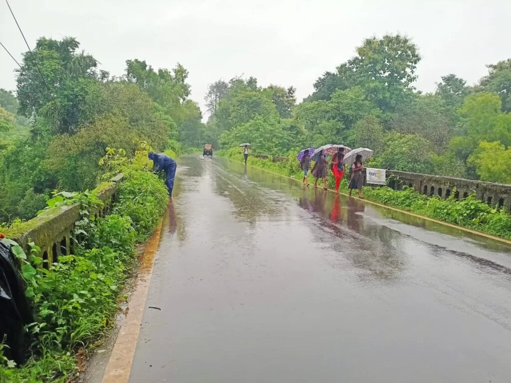 रोटरी क्लब ऑफ वैभववाडीच्या वतीने शुक नदीवरील पुलाची साफसफाई..!