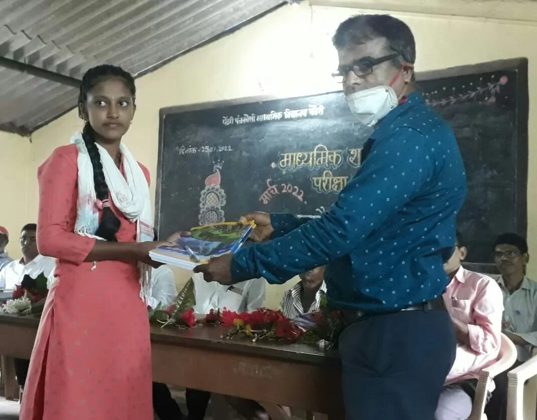 <em>पेंढारी पंचक्रोशी माध्यमिक विद्यालयातील गुणवंत विद्यार्थ्यांचा गुणगौरव..!</em>