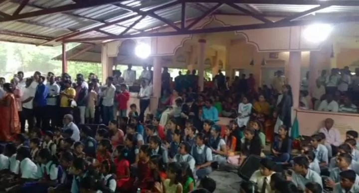 शहीद मेजर कौस्तुभ रावराणे यांना मानवंदना देण्यासाठी नागरिकांची मोठी गर्दी..!