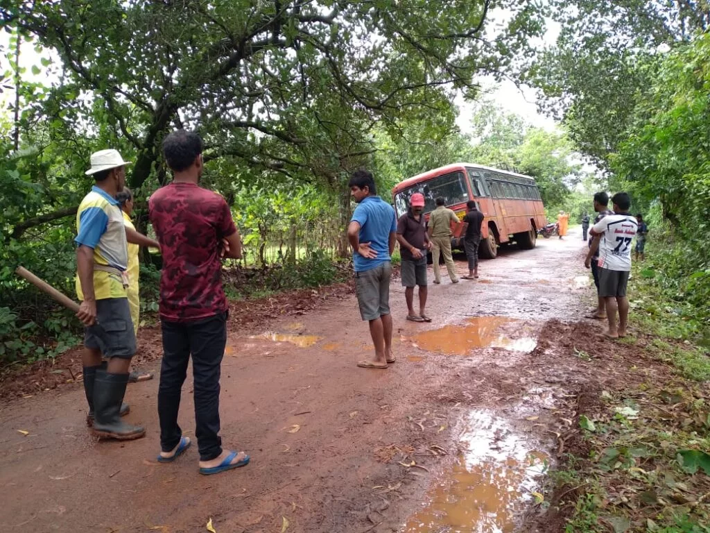 <em>कास बांदा एस.टी. रस्त्याच्या कडेला कलंडली..!</em>
