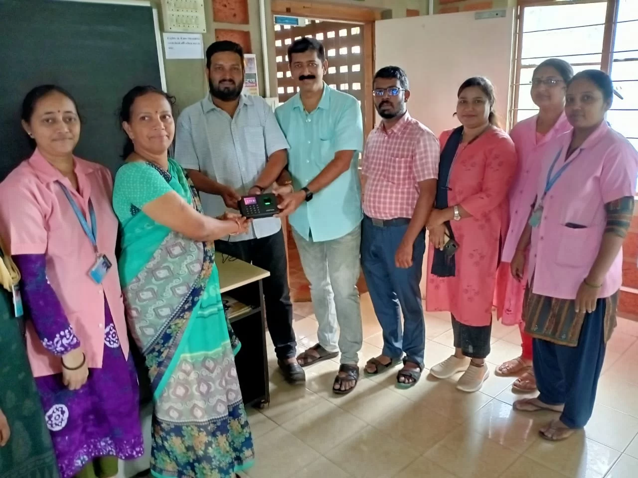 व्ही.एन.नाबर मेमोरिअल इंग्लिश मिडिअम स्कूलला बाबा काणेकर व आबा धारगळकर यांच्या कडून बायोमेट्रिक मशीन प्रदान.