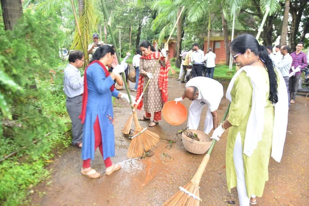 <em>स्वातंत्र्याचा अमृत महोत्सव अंतर्गत जिल्हा मुख्यालय परिसरात स्वच्छता कार्यक्रम..!</em>
