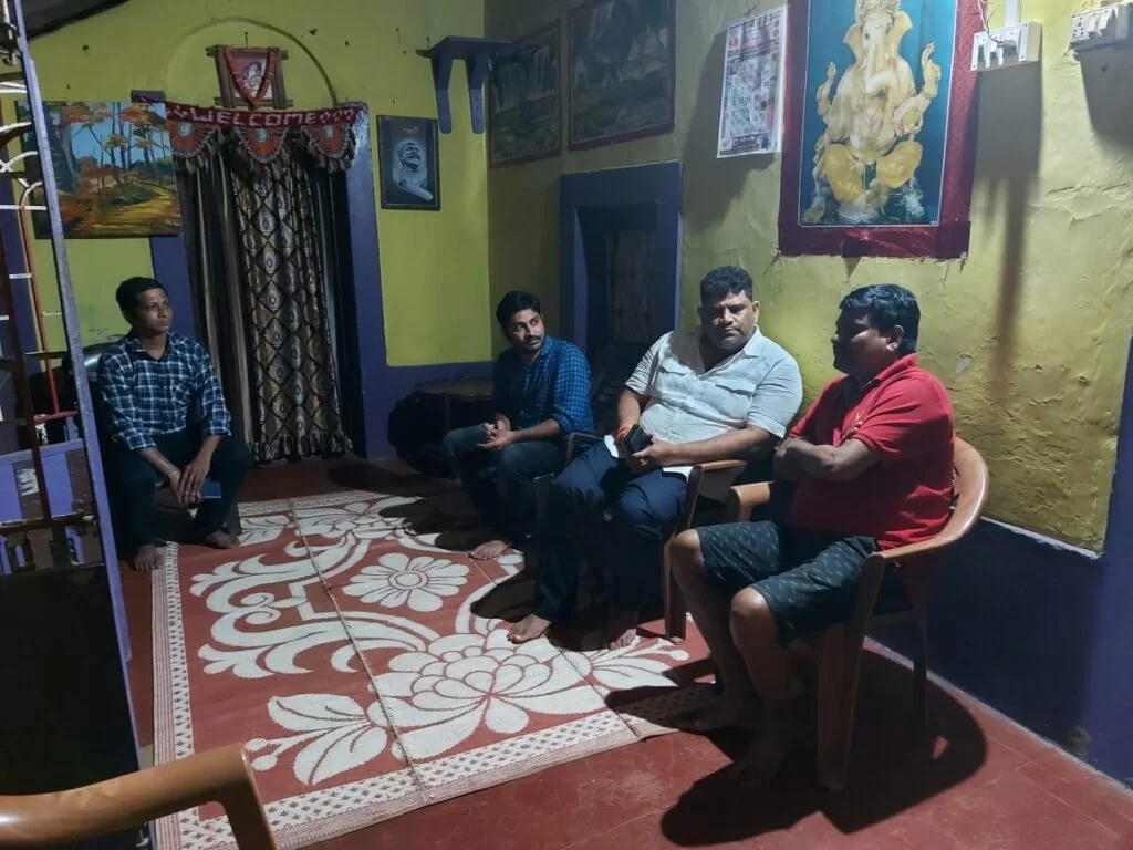 <em>सोनू सावंत व कुडाळातील शोकाकुल कुटुंबियांचे आमदार वैभव नाईक यांनी केले सांत्वन..!</em>