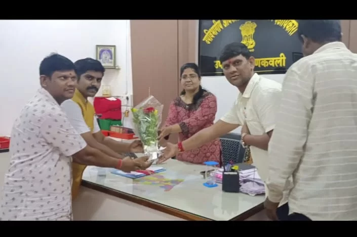 <em>भाजप भटके विमुक्त आघाडी सिंधुदुर्ग जिल्हा अध्यक्ष नवलराज काळे व जिल्हा सरचिटणीस शशिकांत इंगळे यांनी घेतली प्रांताधिकारी सौ .वैशाली राजमाने व कणकवली तहसीलदार रमेश पवार यांची भेट.</em>