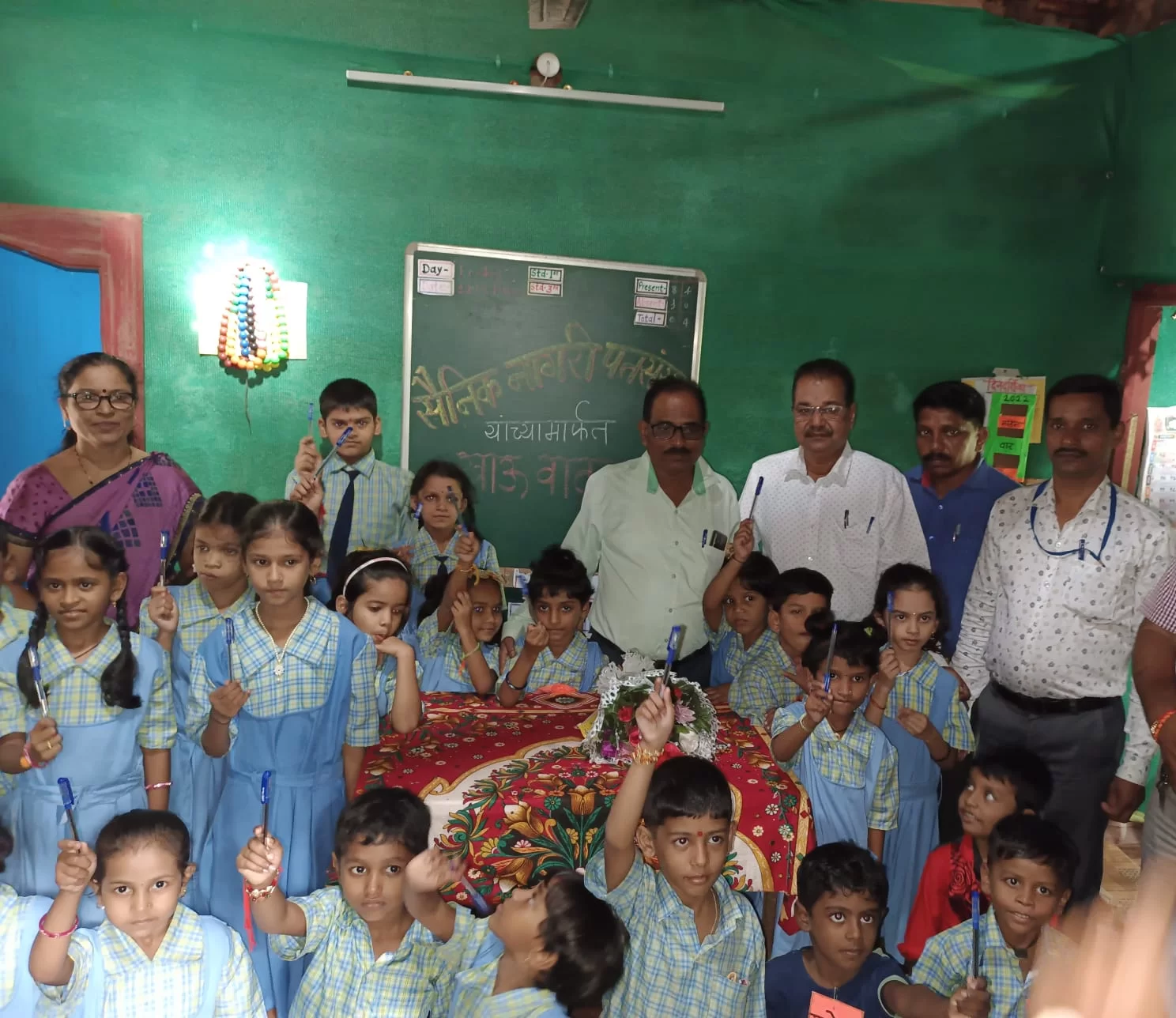 कणकवली सैनिक नागरिक पतसंस्थेकडून स्वातंत्र्याच्या अमृत महोत्सवानिमित्त मुलांना खाऊचे वितरण….!