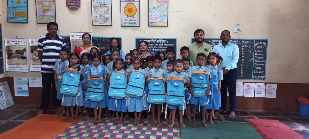 <em>मडूरा, रोणापाल, पाडलोस शाळामंध्ये कोकण कला व शिक्षण संस्थेच्या वतीने शालेय दप्तर संच वाटप..!</em>