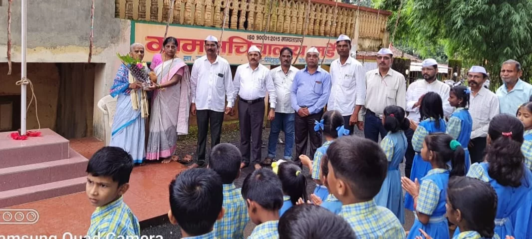 सेवानिवृत्त शिक्षिका कल्याणी कांबळी यांच्या हस्ते मर्डे ग्रामपंचायतचे ध्वजवंदन..!