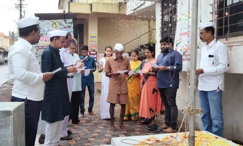 कट्टा येथे सफाई कर्मचाऱ्याच्या हस्ते झेंडावंदन..!