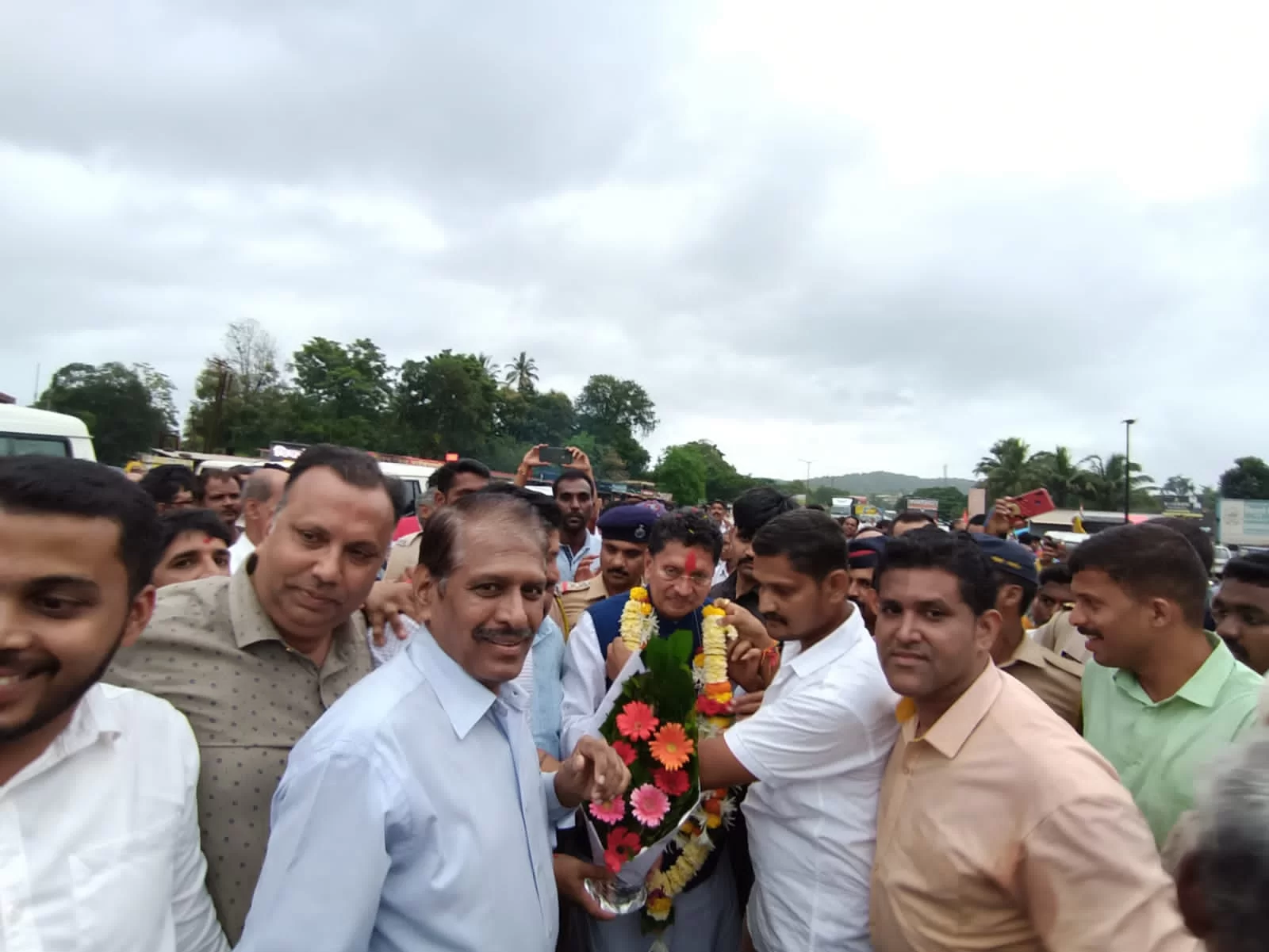 <em>कॅबिनेट मंत्री दीपक केसरकर यांचे बांदा शहरात त्यांच्या समर्थकांकडून जंगी स्वागत..!</em>